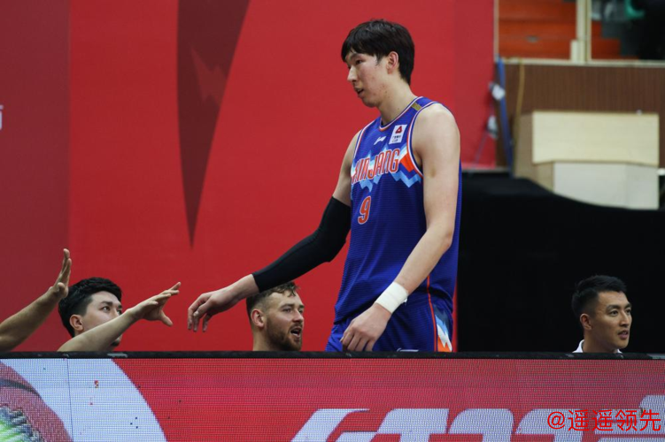 周琦爆砍37+26+6克拉克20分 新疆战胜广州 周琦爆砍37+26+6克拉克20分 新疆战胜广州